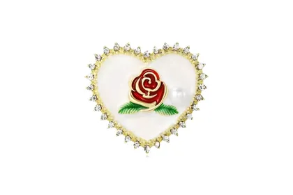 סיכת ורד בתוך לב