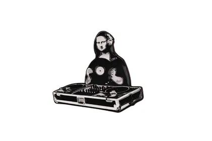 סיכת מונה ליזה מתקלטת